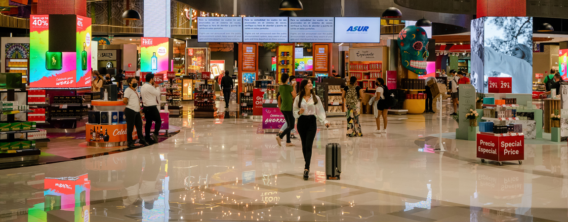 Airshops. Mujer comprando en las tiendas del Aeropuerto de CANCÚN