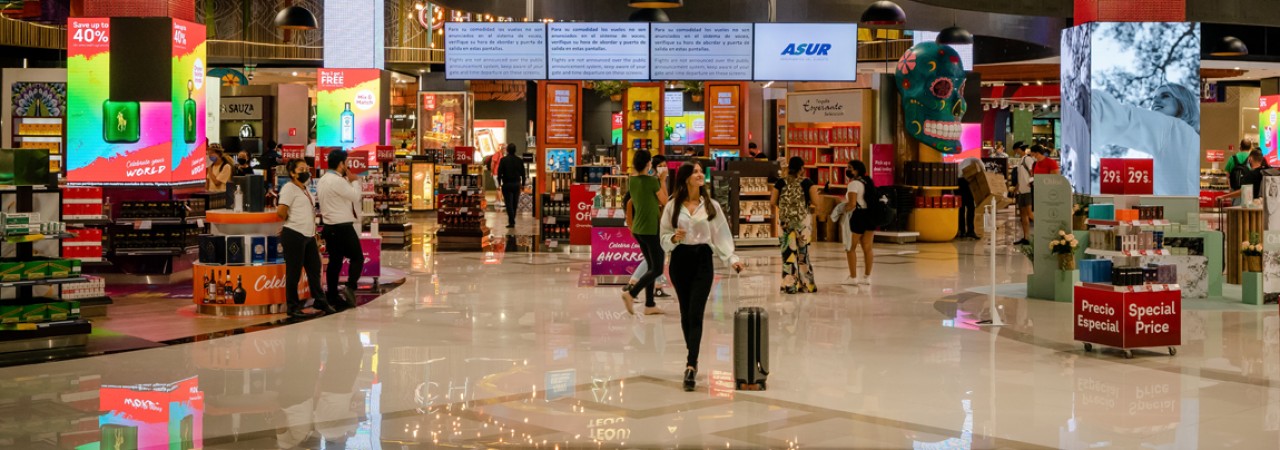 Airshops. Mujer comprando en las tiendas del Aeropuerto de CANCÚN