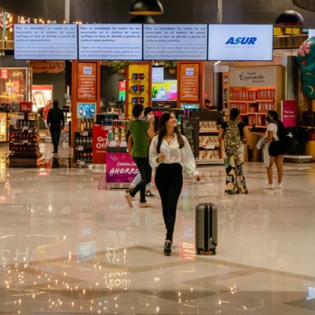 Airshops. Mujer comprando en las tiendas del Aeropuerto de CANCÚN